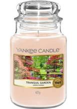 Obrázek k výrobku YANKEE CANDLE Velká svíčka ve skle Tranquil Garden 623 g - zahrada plná karafiátů, jasmínu a slunečného neroli
